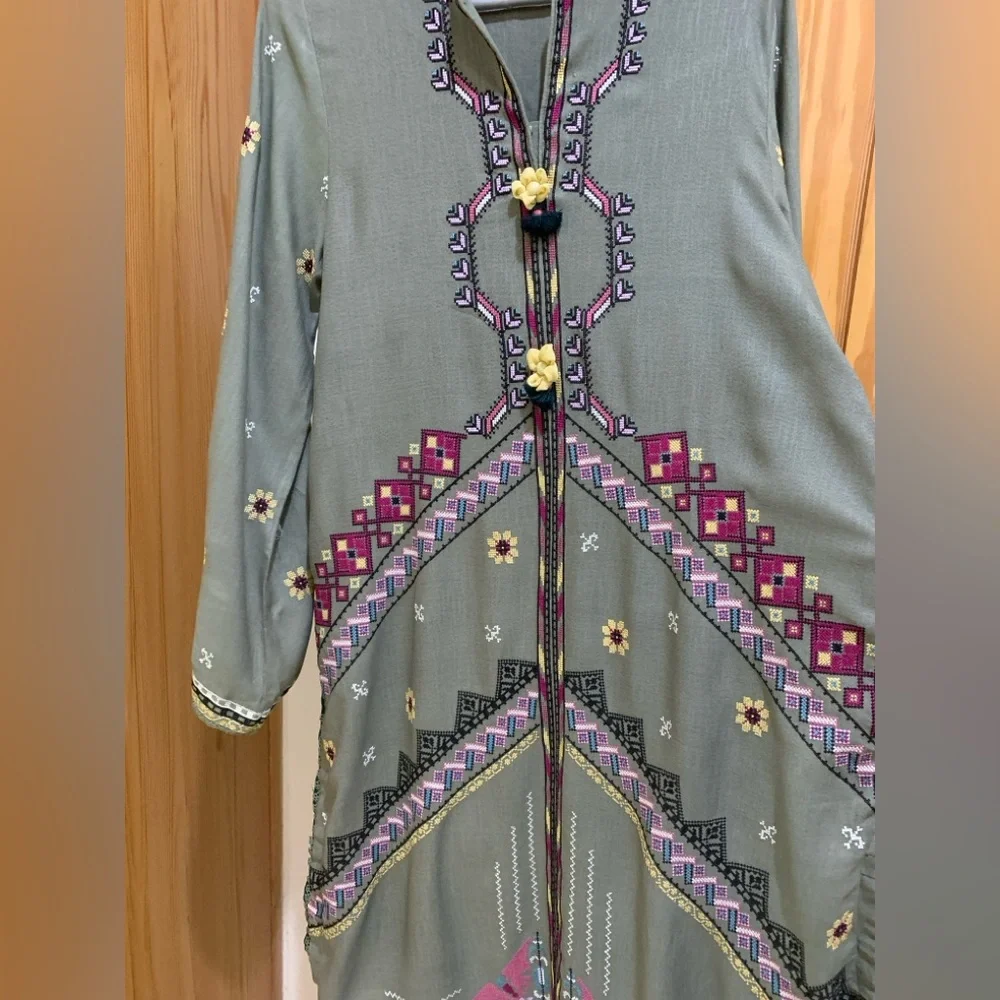 Embroidered 2 pc winter dress - Picture 6 of 13